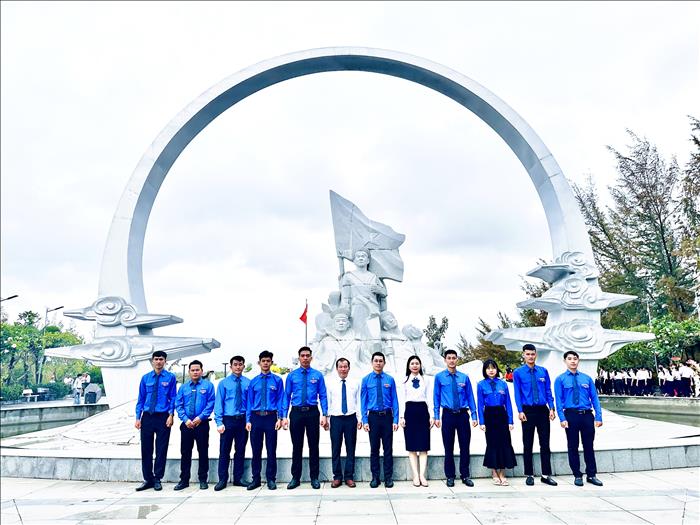 Tháng ba biên giới - Tuổi trẻ PTC3 dâng hương tưởng niệm chiến sĩ Gạc Ma, tri ân Mẹ Việt Nam Anh hùng